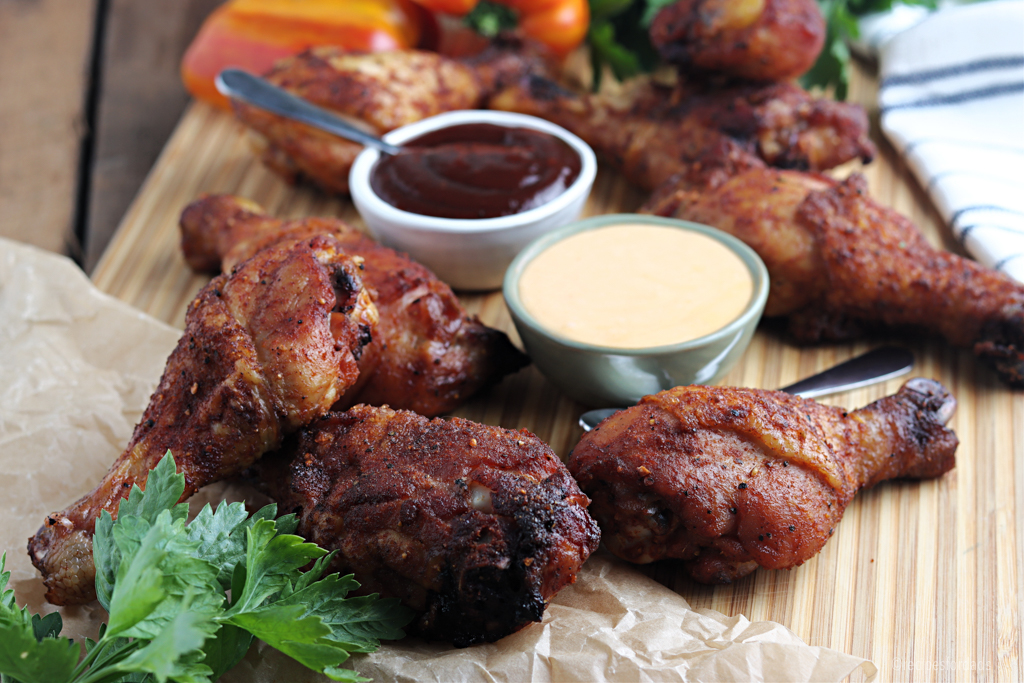 smoked chicken drumsticks served with sauce